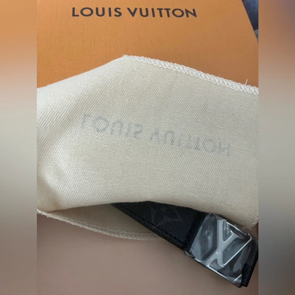 Louis Vuitton - Picture 1 of 4